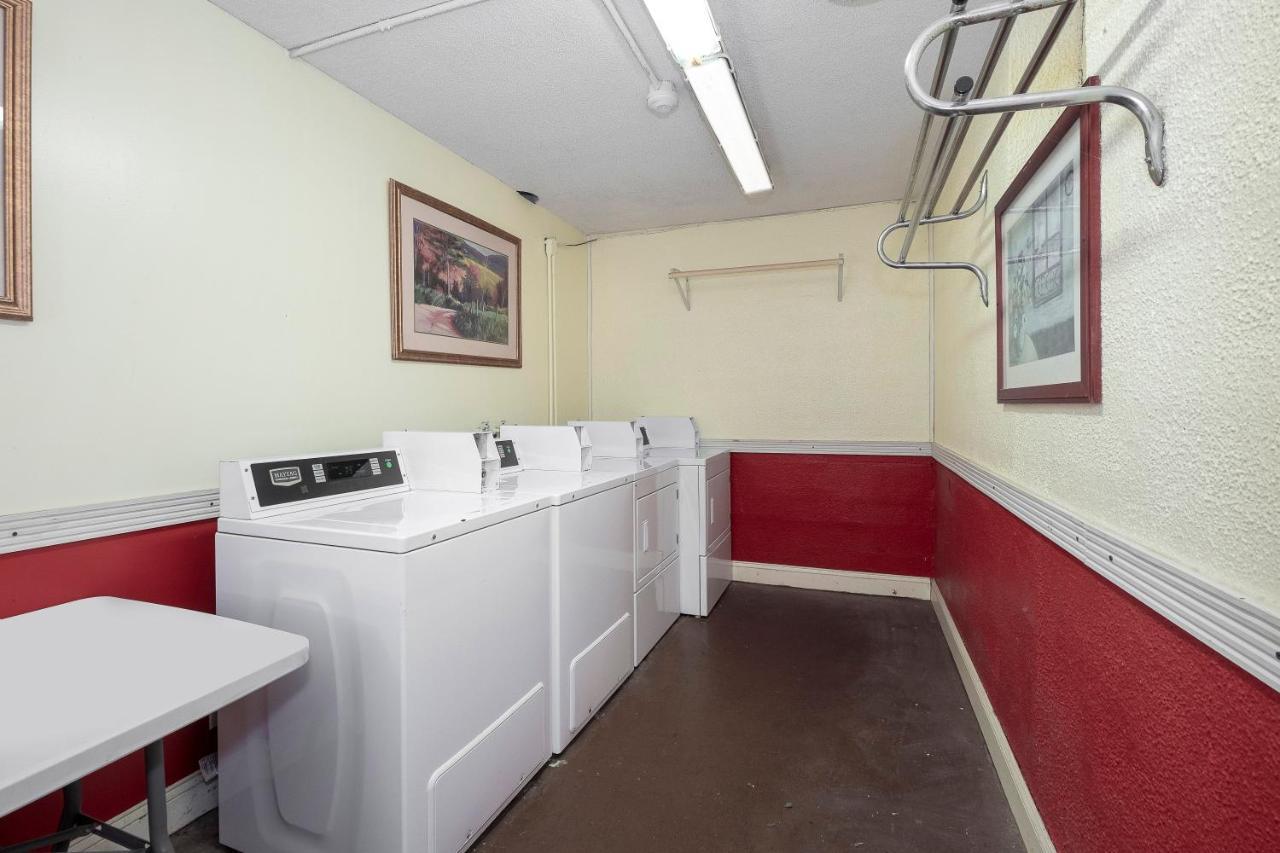Red Roof Inn Murray Bagian luar foto
